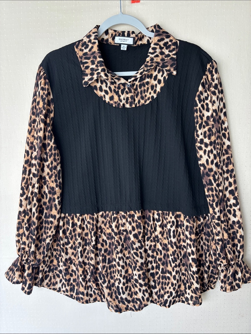 Discreet Black Top with Leopard-Print Collar, Sleeves & Hem